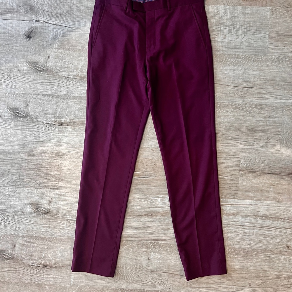 Luxurious Red Suit with Notched Lapel and Textured Fabric - Picture 3 of 10